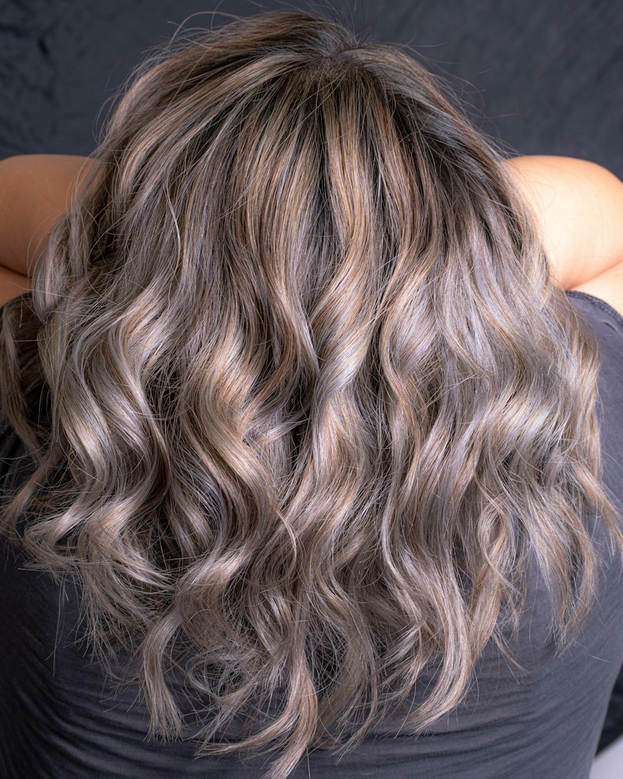 Melena ondulada con mechas finas en rubio beige