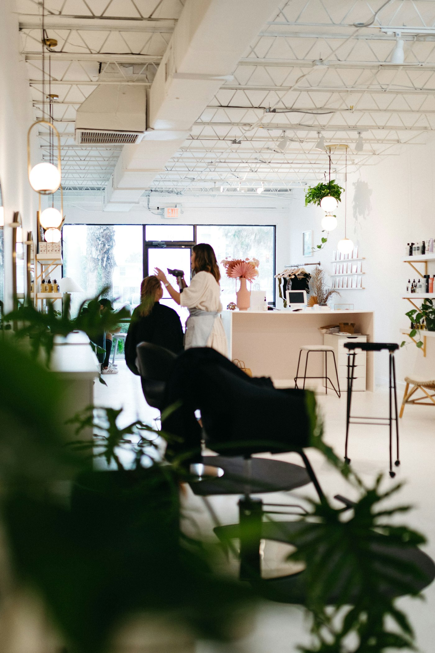 Rincón luminoso de un salón de peluquería con plantas